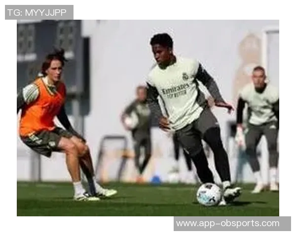 皇马留守8名一线队球员与卡斯蒂亚队员共同训练提升默契 皇马留守8名一线队球员与卡斯蒂亚队员共同训练提升默契