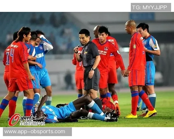 赛场竞争激烈阿门与阿尔瓦拉多冲突后握手言和展现体育精神