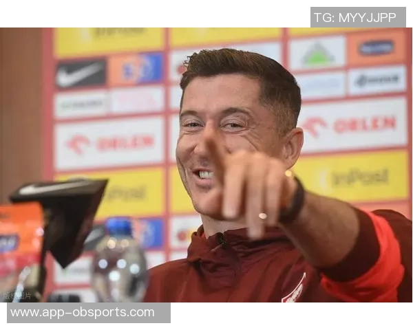 马卡电台报道莱万将在37岁时与巴萨不续约离队已成定局