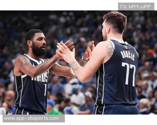 唐斯自豪于华子成就每次路过阿迪门店必停留欣赏他的海报