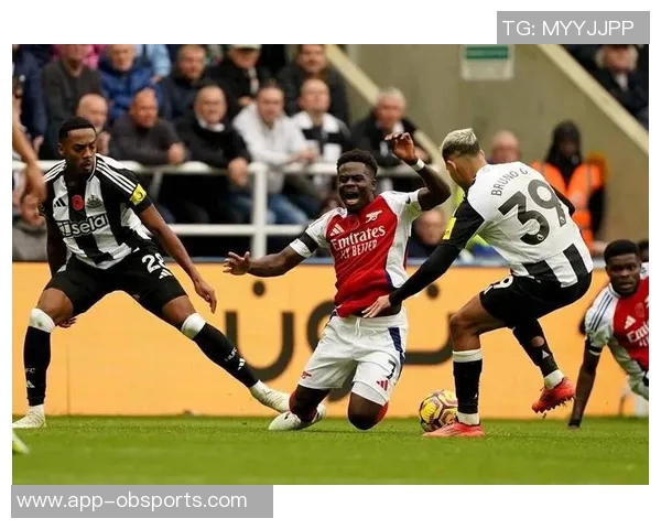 阿森纳与纽卡工作人员冲突现场惊现干草叉引发热议